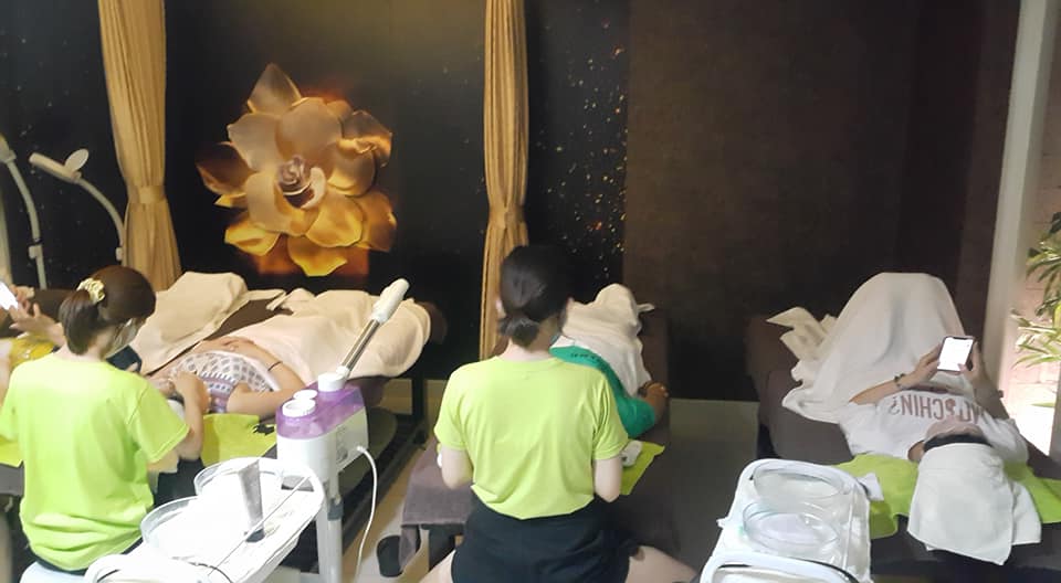 Đội Ngũ Bác Sĩ và Chuyên Gia